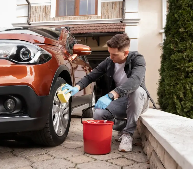 Lavage auto à domicile Aubas : professionnel intervenant sur un véhicule